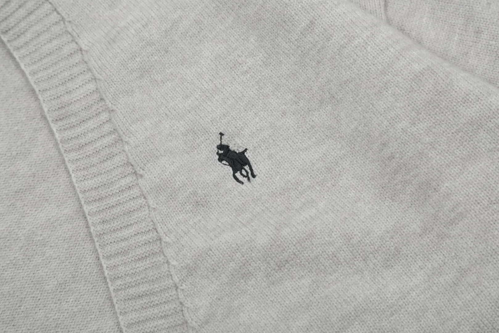 🅿️220 "Top quality" Style number: DS016# [Ralph Lauren V-neck solid color pony embroidered logo woolen knitted shawl cardigan] ✅Ralph Lauren Lazy‌oversize style basic classic versatile ten-color shawl cardigan ✅Main supplier platform live broadcast Wholesale entity Replenishment when out of stock No removal from shelves ✅ZP quality 1:1 version Scan the code to enter the GF website Counter quality ✅Details and quality are the only one in Guangzhou. Light luxury wool. Focus on high-end. Cost-effective. Good quality. Needless to say. ✅Restore the original version. Can wear 190 pounds. Loose, comfortable and stress-free. ✅Loose upper body, oversize and lazy style. Must-have style for goddess ootd. ✅Good-looking clothes are never picky. Recommended for goddess wardrobe. Taro Purple, Light Khaki, Chinese Red, Anchor Red
